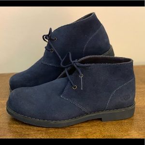 EUC Navy Neumel Chukka Boot UGG size 2